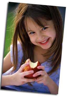 girl eating apple